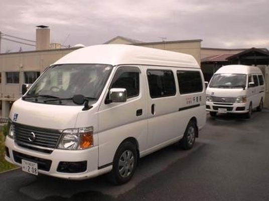 送迎車が並ぶ外観  