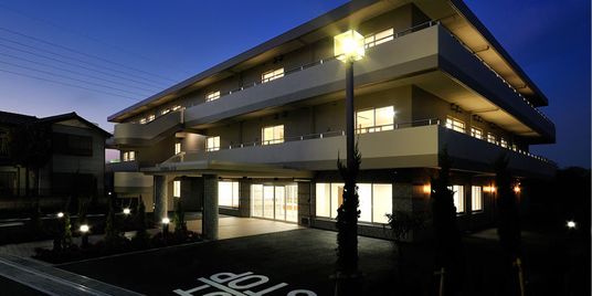 シックな建物外観