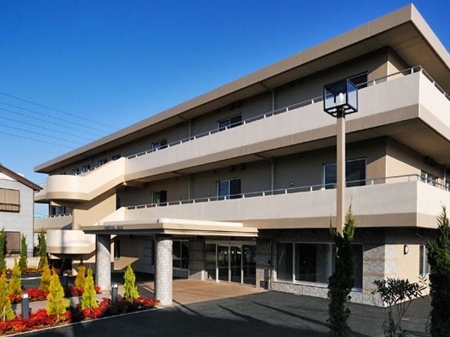 明るい外観のお建物 外観 広々としたモダンな施設で、入居者やスタッフが快適に過ごせそうです。シンプルで洗練されたデザインが魅力です。