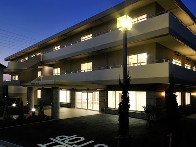 建物外観 外観 夜間でも明るく照らされた建物は、安心して入居者を迎える環境が整っています。