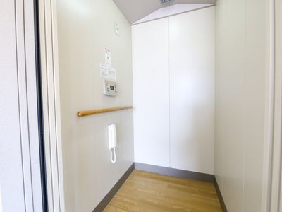 白い壁のエレベーター内部