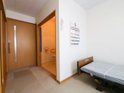 居室の扉とベッド