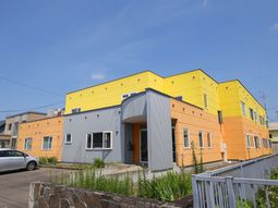 カラフルな外壁の建物