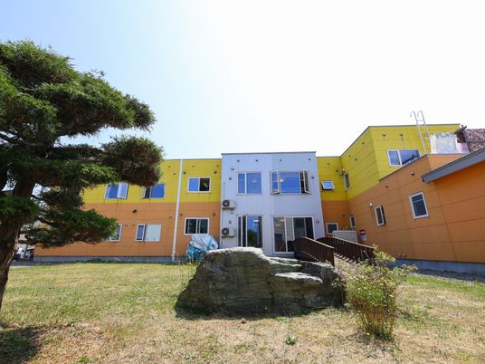 カラフルな外壁の建物