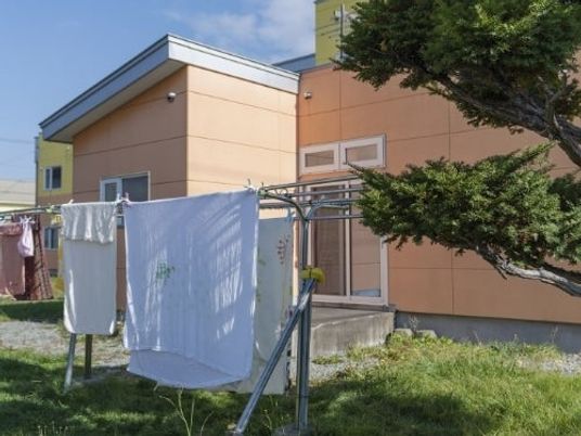 外観と物干しの庭  