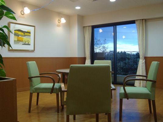 自然光が入るラウンジ