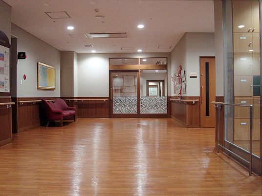 照明が明るい廊下