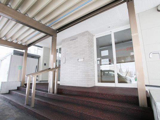 白壁の建物エントランス