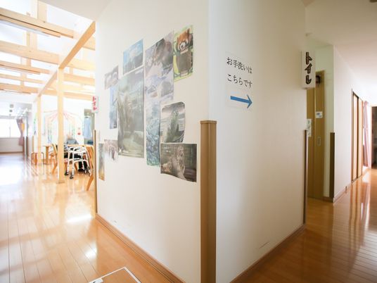 廊下に掲示物と案内表示