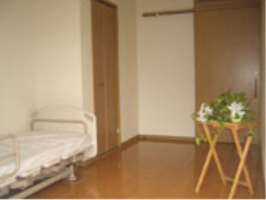 ベッドと観葉植物のある部屋