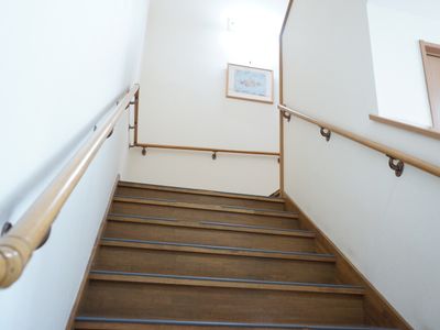 手すり付きの安全な階段