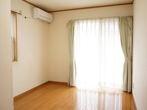 明るい居室の空間