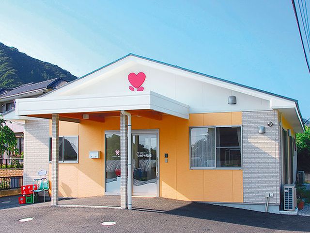 明るい建物の外観 外観 周辺の景色と調和した綺麗な建物が魅力的で、働きやすい雰囲気が感じられます。