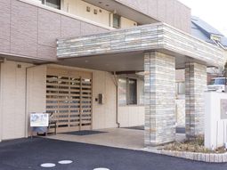 明るいエントランス外観