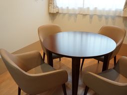 円形のテーブルと椅子