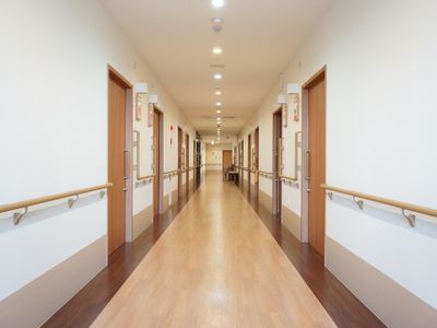 明るく広い施設の廊下