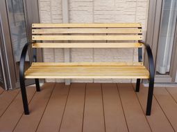 ベンチと木製デッキ