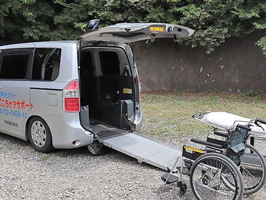 車いす対応送迎車の後部  