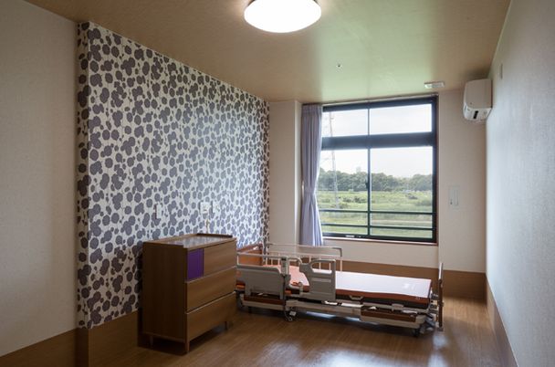 広い窓のある居室