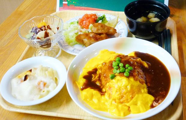 彩り豊かな食事のトレー