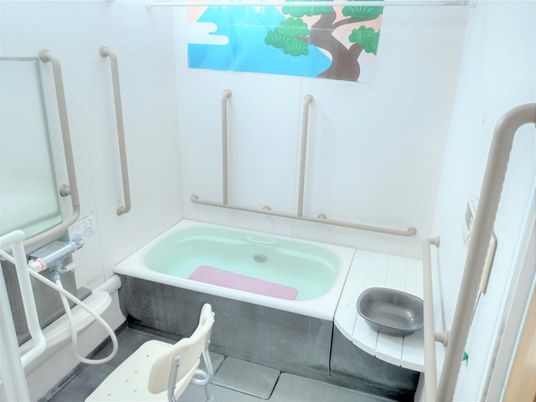 白い壁の浴槽の部屋