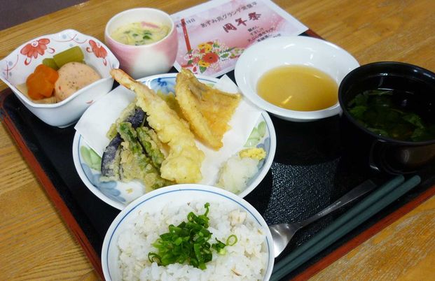 美味しそうな昼食の料理