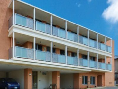 明るい建物の外観