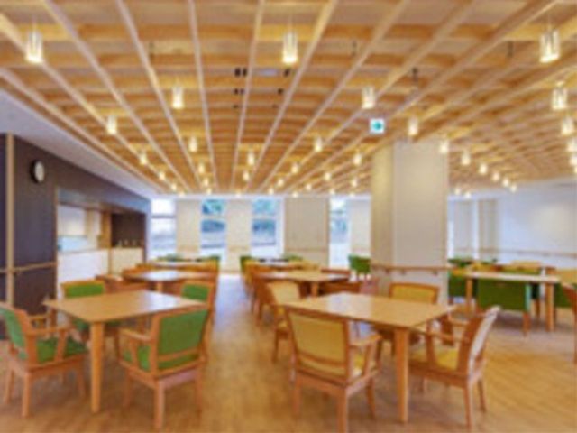 広々とした明るい食堂 ダイニング 採光をたっぷり取り入れた、広々とした明るい食堂です。明るく開放的な環境で、食事やコミュニケーションを楽しめます。