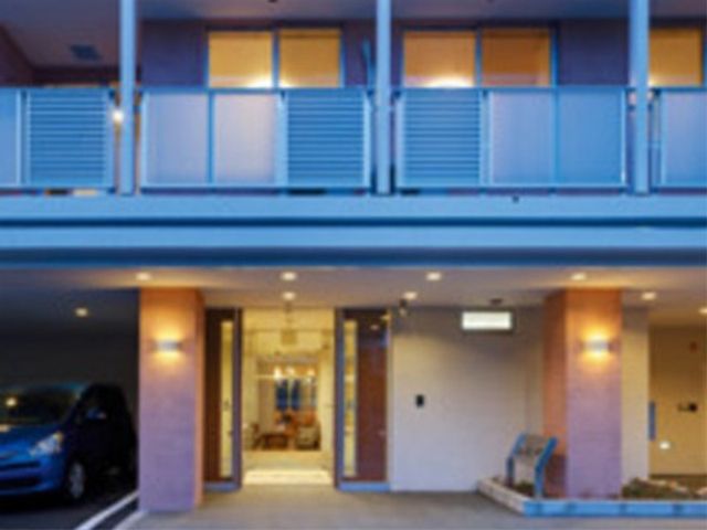 夜の施設エントランス エントランス 明るく開放的なエントランスは、来訪者を暖かく迎えてくれます。居心地の良い環境で働きたい方におすすめです。