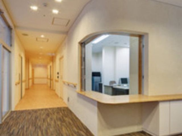 廊下と窓口のある空間 共用部 利用者とスタッフの円滑なコミュニケーションを支える、明るく開放的なフロント空間です。ゆったりとした廊下が配慮されており、快適な動線を提供しています。