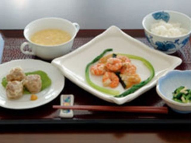 栄養バランスの取れた食事 食事 彩り豊かで栄養バランスを考えたお食事です。毎日の食事が楽しみになるような工夫を凝らしています。