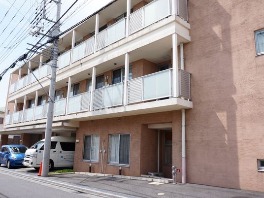 穏やかな雰囲気の建物正面