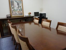 木製テーブルと椅子の会議室