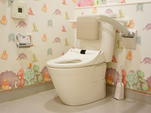 機能的なトイレ なごめるトイレ 壁に動物の絵が描かれた明るいトイレです。手すりや機能性を備え、利用しやすい設計です。