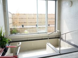 明るい浴室と窓