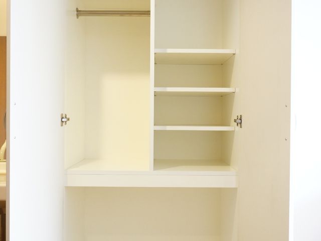 空のクローゼット 充実した収納スペース 広々とした収納スペースのある部屋です。荷物を整理しやすいクローゼットが、就業を検討されている皆さんの仕事をサポートします。