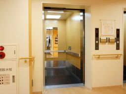 清潔感あふれるエレベーター