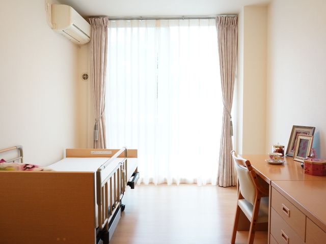 居心地の良い居室 明るく落着き感のある個室 ゆったりとした居室で、個人の趣味や必要品を置くスペースも確保されています。明るい日差しが差し込む窓際は、くつろぎの一時をお過ごしいただけることでしょう。