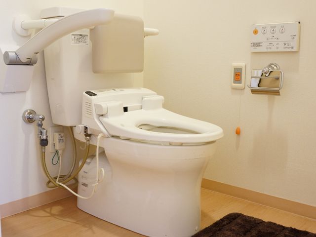 バリアフリートイレ 温かく落着き感のあるトイレ 清潔感のあふれるトイレには手すりや緊急用の呼び出しボタンが設置されており、安心してお使いいただけます。