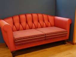 赤いソファの室内装飾