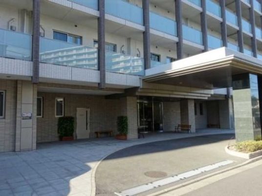 明るいエントランス外観