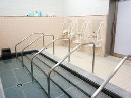 バリアフリーの浴室設備