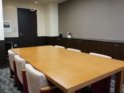 木目調テーブルの会議室