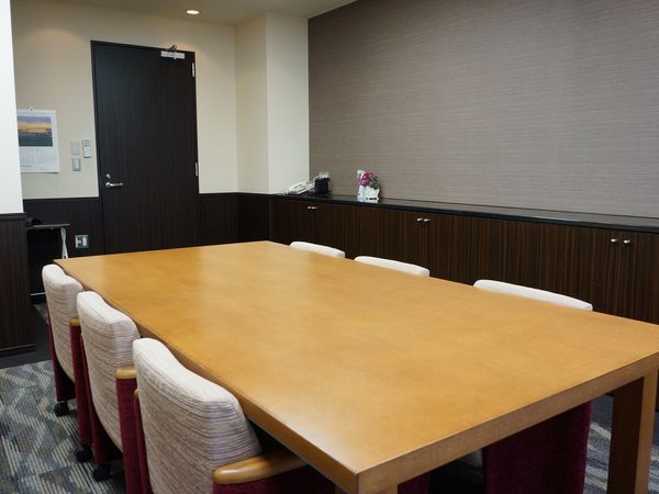 木目調テーブルの会議室