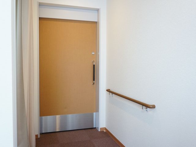 手すり付きの居室入口