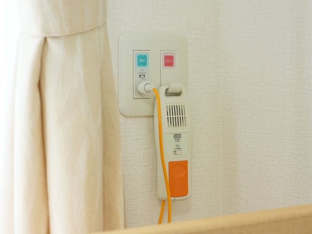 ナースコールのある居室 ナースコール 居室にはナースコールが完備されており、安心して日々を過ごしていただける環境が整っています。