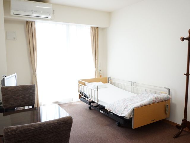 居心地の良い洋室 居室 窓から自然光が差し込むゆとりの空間。快適な個室でプライバシーもしっかりと確保されています。