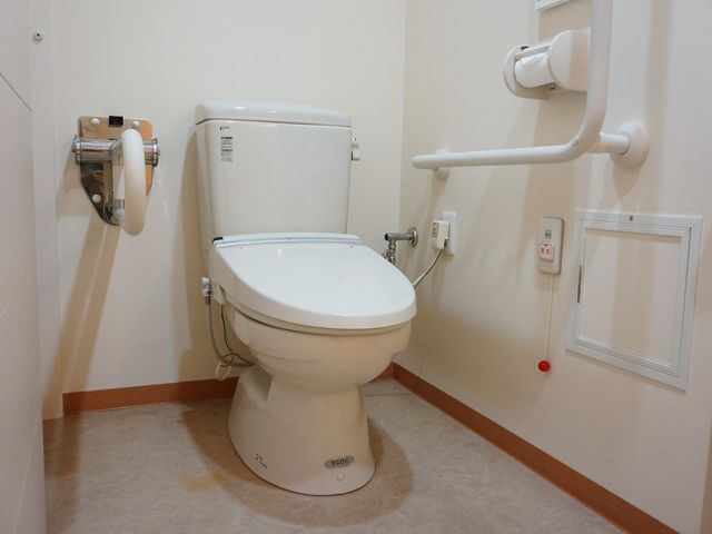 バリアフリートイレ設備 トイレ 手すり付きで安全に配慮された清潔なトイレです。働く際、利用者様の安心感を支える環境が整っています。