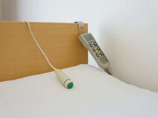 ベッド横のナースコール装置 寝具 すぐそばに手の届く便利なナースコールで、安心して快適な生活を送れます。求められる時には迅速に対応が可能です。