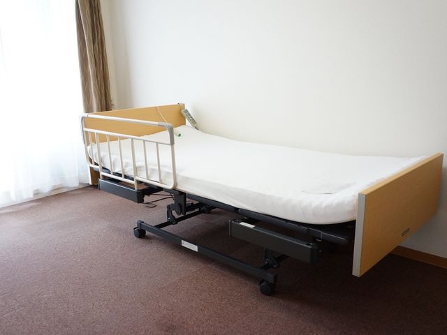 調節可の快適なベッド 居室 調節機能付きベッドが備えられた居室です。清潔感のあるこの部屋は、快適な日々を過ごすための空間として整えられています。